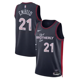 Eccezionale Pratico Joel Embiid Philadelphia 76ers Nike Unisex 2023/24 Swingman Jersey Navy City Edition per i devoti sostenitori